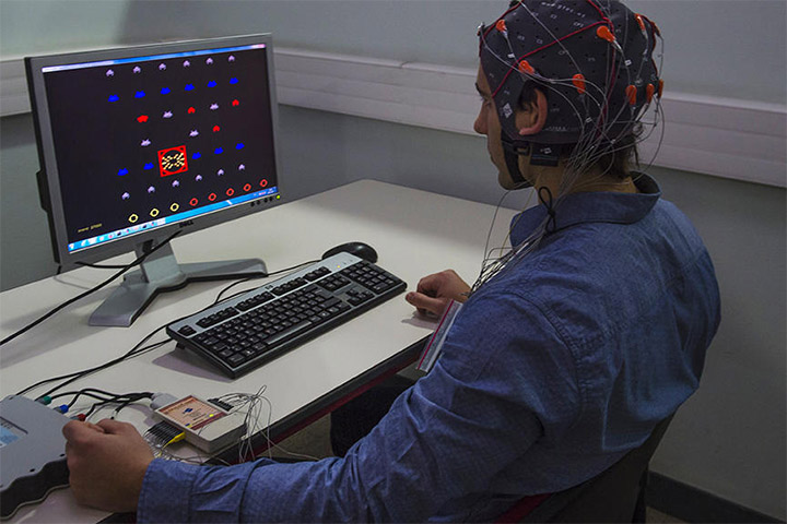 Démonstrateur d’interface cerveau-machine Brain Invaders. Crédit : Cyril FRESILLON / GIPSA-lab / CNRS Photothèque