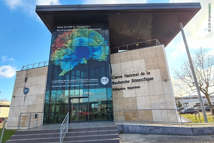Une image de Michel Thiebaut de Schotten sur la façade du CNRS Aquitaine
